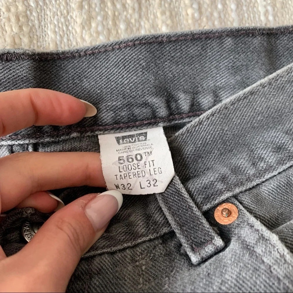 Vintage Levi’s 560 Loose Fit Tapered Jean - Picture 4 of 8